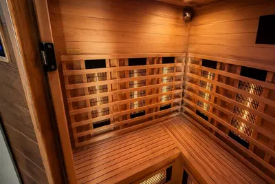 Image de 1 Bedroom for 2 Guests, 2 Bedrooms for 3–4 Guests, Sauna & Ground-Floor Hot Tub