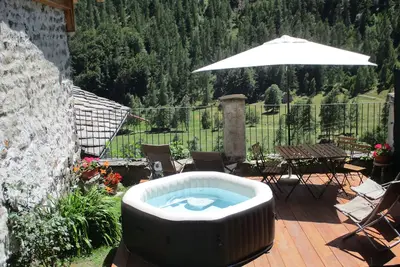 Image de Baite del Baus—Baita d'là Cravià, a renovated old barn with a garden.