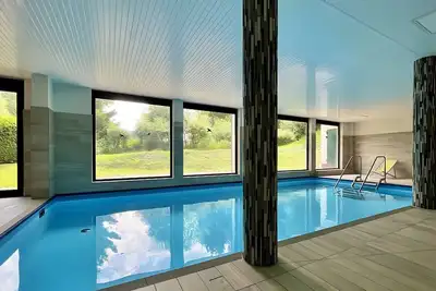 Image de Appartement « Avec piscine, sauna, ski » avec vue montagne, balcon et Wi-Fi
