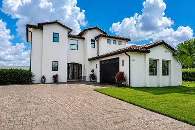 Image de Spacious 5-bedroom Luxury Courtyard Estate in Alva Pool + Resort Style Amenities