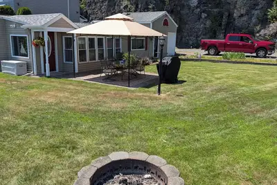 Image de Just listed! ! Cozy 2-bedroom  lakefront cottage on Seneca Lake