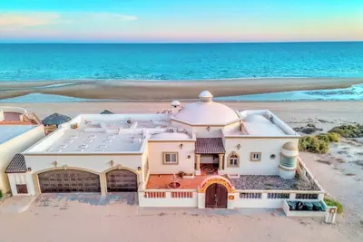 Image de Casa de la Abuela Luxury Beachfront Villa • 3 Ocean View Suites • Walk to Dining