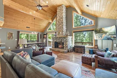 Image de Black Bird Lodge~ Minutes from Lake & Skiing