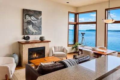 Image de Luxe Beachfront Condo in the heart of Langley