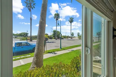 Image de Superb 2-bedroom condo in charming Carpinteria with view of beach and park