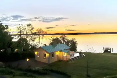 Image de Exclusive beach cottage with a private beach, dock, and garden
