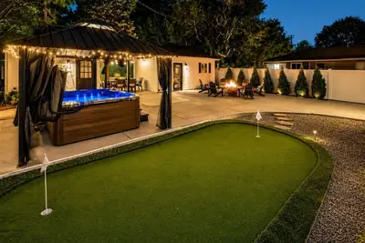 Image de One Block From Olde Town! Hot Tub, Fire Pit, Putting Green, Arcade & Game Room