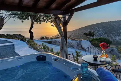 Image de Cabane en bois avec vue sur la mer et jacuzzi