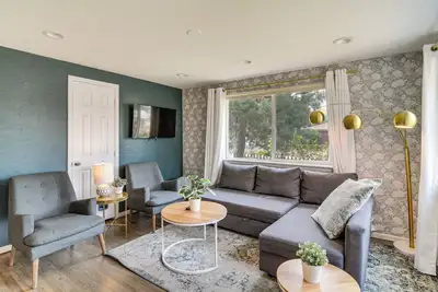 Image de 1 Mi to Olde Town Arvada! Updated Home w/ Patio
