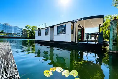 Image de Péniche fixe 'Tegel' avec vue sur le lac, Wi-Fi et climatisation