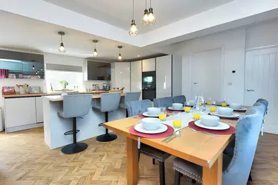 Image de Corner Cottage, Malpas: 4 Bedroom Village House with Parking