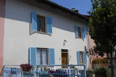 Image de A country house in the hills, nestled among the hazelnut groves of Castellero.