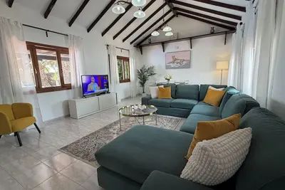 Image de 3 Bedroom Villa with Air Conditioning, Parking and Pool