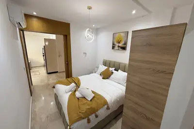 Image de Studio, élégant moderne avec piscine. Gare à 2 min