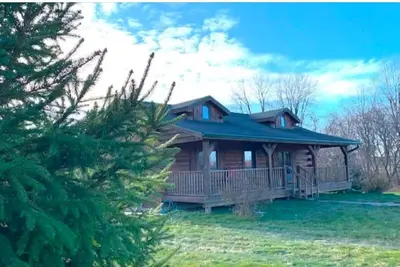 Image de Walnut Cabin with Hot Tub Jacuzzi