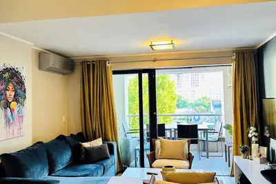Image de Stylish 2-Bed Apartment with Pool, Gym & Mountain Views. Walk to V&A Waterfront!