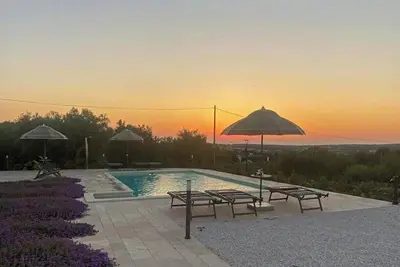 Image de Trullo avec piscine dans la campagne des Pouilles