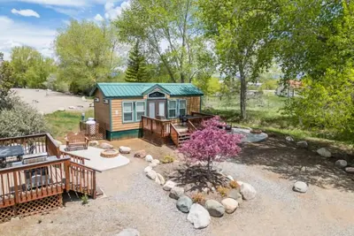 Image de Family Cabin Lodge - The Family Cabin Lodge sleeps a maximum of 6 and features a full bathroom.