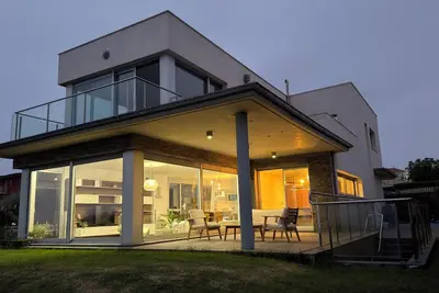 Image de Villa with Endless Ocean Views · Stylish Host