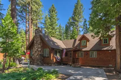 Image de Dancing Cubs Cabin! Hot Tub, Walk to Beach!