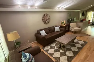 Image de Delightful Westpoint Lakehouse with Ac in charming LaGrange