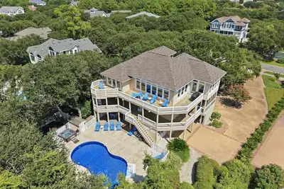 Image de Soundfront golf retreat with pool, hot tub, game room, and 5 bedrooms.