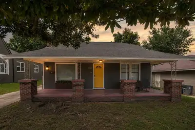 Image de The Tulsa Flag House - 1920s Tulsa Bungalow