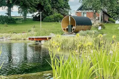 Image de Ferme à quatre ailes dans la vallée de Fyledalen, avec piscine naturelle