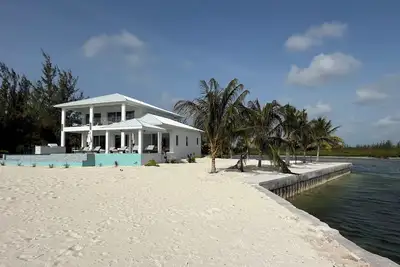 Image de Enchanting Luxury Beachfront Villa Stillwater in Sandy Point views of Parrot Cay