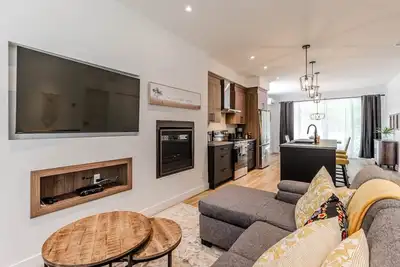 Image de Spacious comfortable 1 bedroom shared pool hot tub lake Memphrémagog