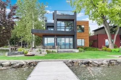 Image de 4-bedroom Lake House with dock and boat slip in Bigfork