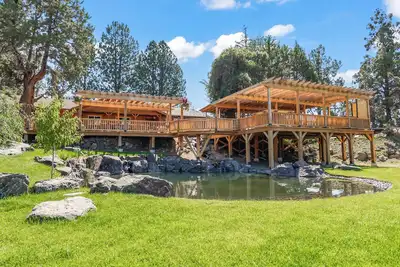 Image de New Bend Farmhouse Retreat - Hot Tub, U-Pick Vegetable Farm, Private Pond