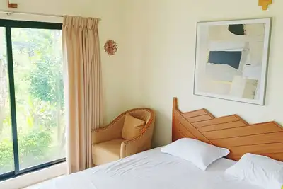 Image de Enjoy mountains, rivers, greenery, and luxury resorts all together.