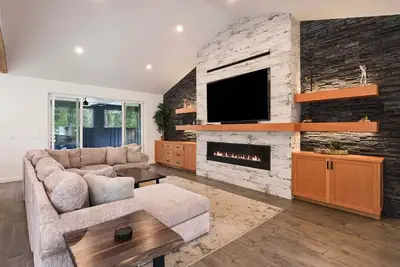 Image de 9 Lassen - Modern Sunriver Luxury with Hot Tub & 12 Sharc Passes