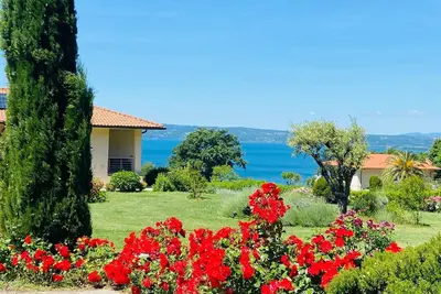 Image de Villa « Luxury Apartment Lake View » avec vue sur le lac, terrasse privée et Wi-Fi