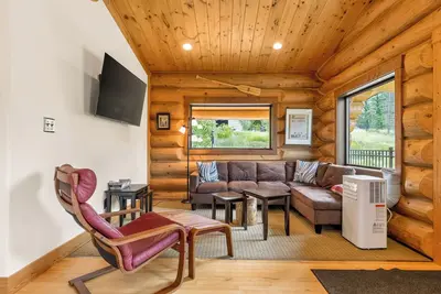 Image de Chalet moderne à la ferme. 10 min en voiture de Koocanusa