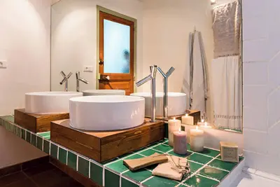 Image de Gîte GENÊT – Grand gîte 12 pers. avec piscine, au cœur du vignoble provençal