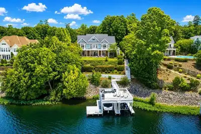 Image de Big Water Lodge | Hot Tub, Fire Pit, & Lake Views