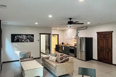Image de Newly completed seperate 800 sqft shouze tucked in the trees near Silverwood.