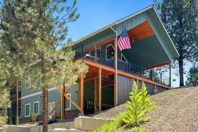 Image de Spacious 4br Retreat on 1 Acre | Hot Tub, Pool Table & Near Lake Cascade