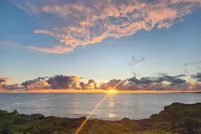 Image de Hale Kailani - Perfect Oceanfront Cottage for Relaxing Stays - Sunrise Views
