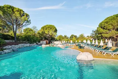 Image de Paradis familial avec piscines, tennis & bowling