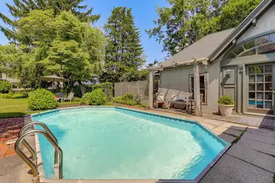 Image de Walkable Area! Historic 2-Home Worcester Retreat