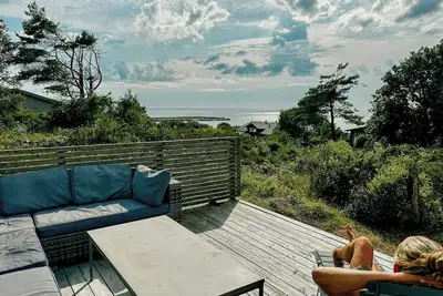 Image de Une maison de vacances conçue par un architecte, là où la mer rencontre la forêt, à Haverdal