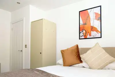 Image de Spacious Ensuite Apartment | Sleeps 12 | Parking