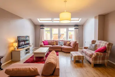 Image de Pet-Friendly 3-Bed Home · Sleeps 6 · Free Parking in Salford