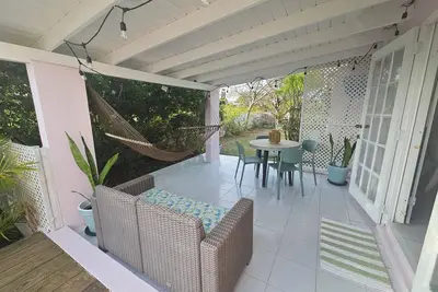 Image de Recently renovated 2-bed Ac house with private pool 5-minutes' drive to Oistins