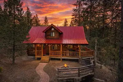 Image de Peaceful 4-bedroom cabin on 2. 8 acres w/ mountain views, private trail & hot tub