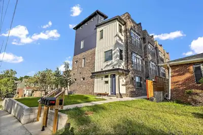 Image de 15 Rooms, 48 person, Townhome Complex, 2mi to Dt