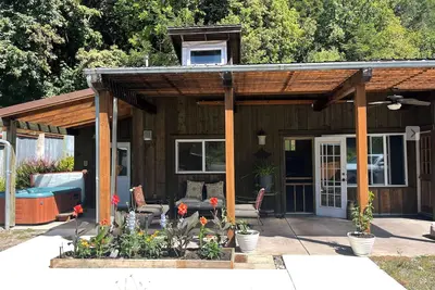 Image de Chetco Riverfront Cottage / Hot Tub / Ev Charger